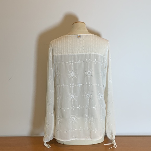 GUESS cream & beige tie front lined eyelet blouse, w/ tie at wrist. M - Picture 5 of 8